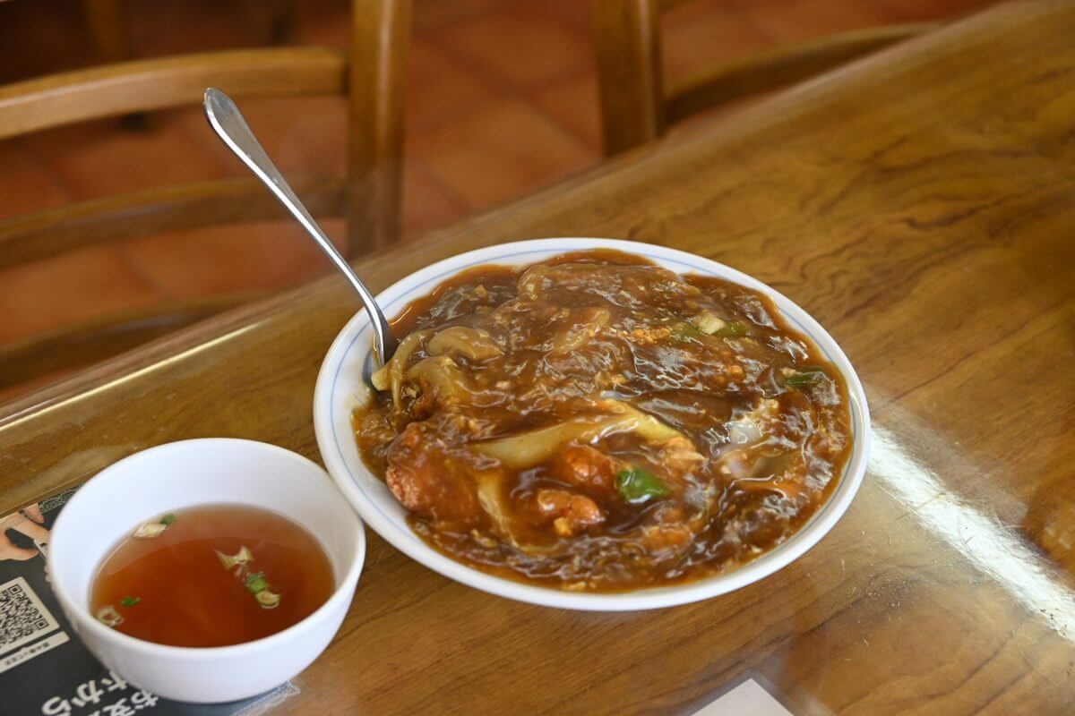 温品飯店カツカレー丼 900円